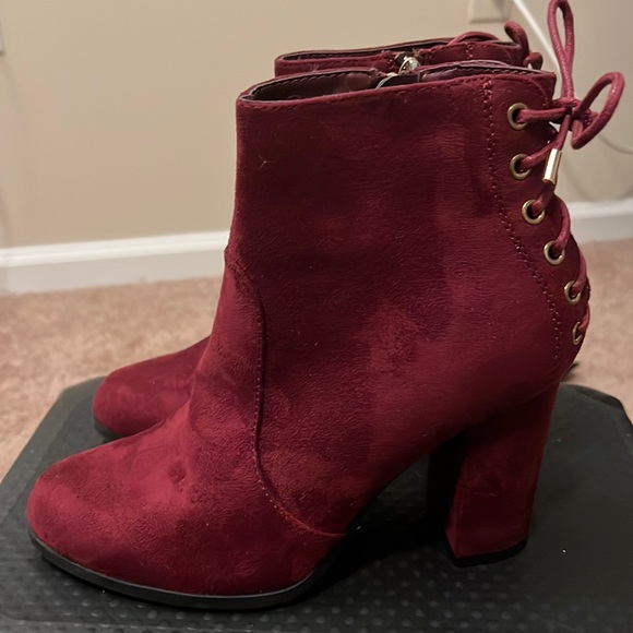 Eva & Zoe, Women’s Size 6.5, Red/Maroon Heels - Picture 1 of 4